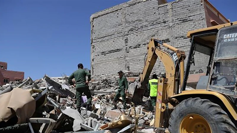 Lực lượng cứu hộ tìm kiếm nạn nhân mắc kẹt dưới đống đổ nát sau thảm họa động đất tại Amizmiz, Maroc, ngày 11/9/2023. (Ảnh: THX/TTXVN)