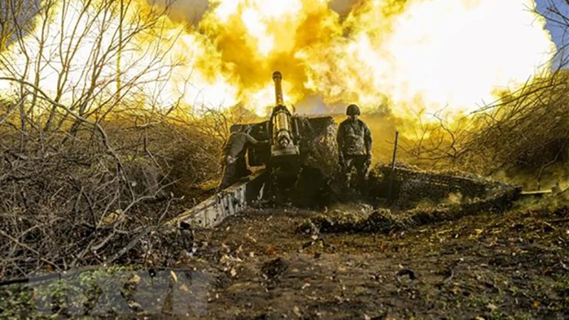 Binh sĩ Ukraine nã đạn pháo nhằm vào các mục tiêu của Nga ở ngoại ô Bakhmut. (Nguồn: AFP/TTXVN)