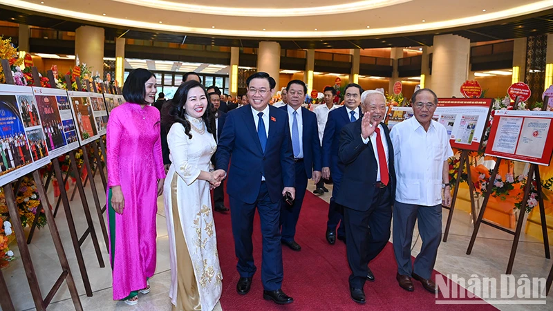 Chủ tịch Quốc hội Vương Đình Huệ và các đại biểu dự buổi lễ.