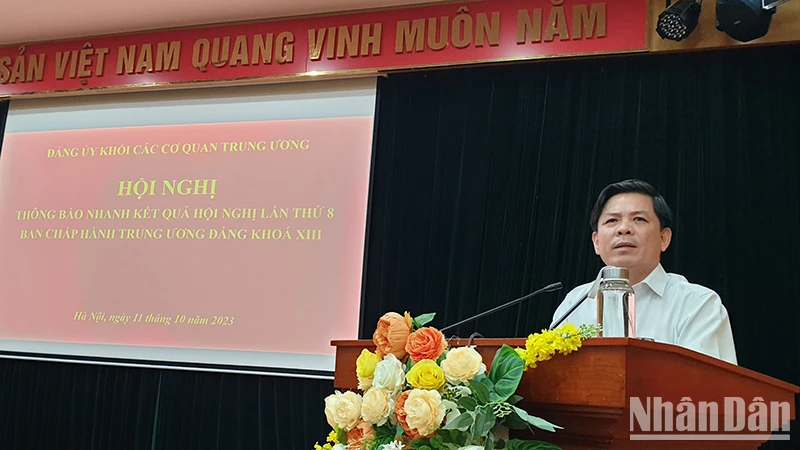 Đồng chí Nguyễn Văn Thể, Ủy viên Trung ương Đảng, Bí thư Đảng ủy Khối thông tin nhanh kết quả Hội nghị Trung ương 8, khóa XIII.
