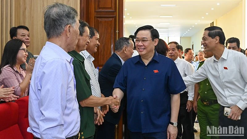 Chủ tịch Quốc hội Vương Đình Huệ với các cử tri quận Đồ Sơn, thành phố Hải Phòng.