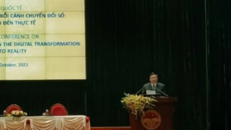 Đồng chí Nguyễn Xuân Thắng phát biểu với Hội thảo.