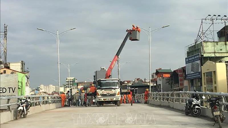 Công nhân đang gấp rút thi công giai đoạn cuối cầu vượt nút giao An Dương. (Ảnh tư liệu: Nguyễn Văn Cảnh/TTXVN)