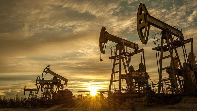 OPEC+ hoãn họp, giá dầu hạ gần 1%