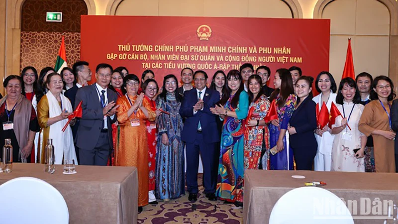 Thủ tướng Phạm Minh Chính và Phu nhân chụp ảnh lưu niệm với cán bộ, nhân Đại sứ quán Việt Nam và bà cao kiều bào.