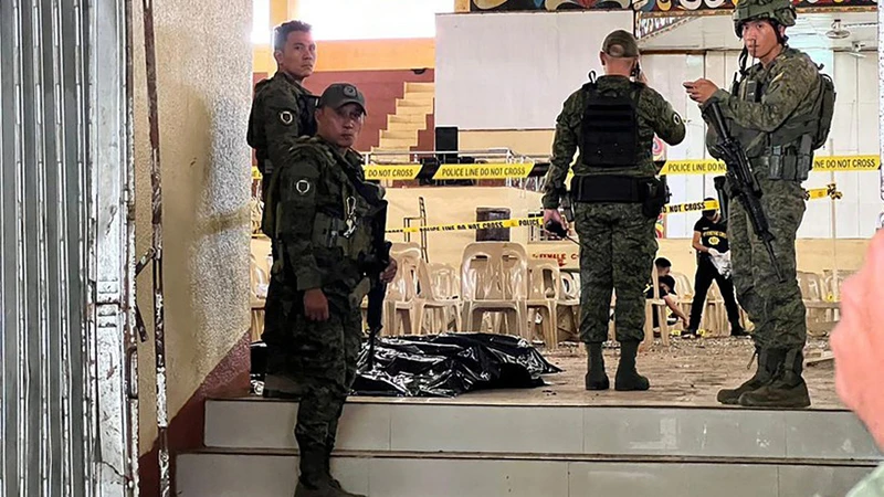 Lực lượng an ninh gác tại hiện trường vụ nổ ở cơ sở giáo dục thể chất và thể thao của Đại học bang Mindanao, thành phố Marawi, Philippines, ngày 3/12/2023. (Ảnh: AFP/TTXVN)
