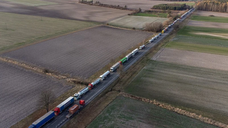 Xe tải xếp hàng dài tại cửa khẩu biên giới Ba Lan-Ukraine tại Hrebenne, Ba Lan, ngày 27/11. (Ảnh: PAP/TTXVN)