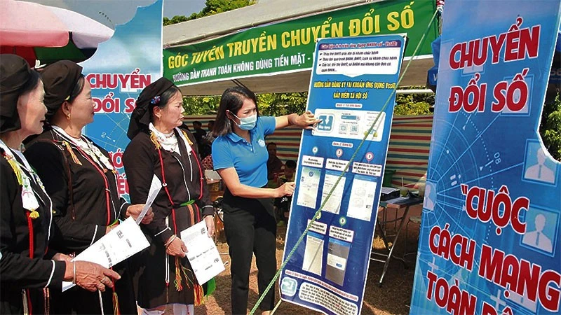 Bảo hiểm xã hội huyện Tiên Yên (Quảng Ninh) tuyên truyền các dịch vụ chuyển đổi số cho người dân xã Hải Lạng. (Ảnh: QUANG THỌ)