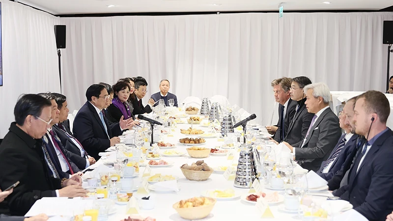 Thủ tướng Phạm Minh Chính tọa đàm với các doanh nghiệp với chủ đề: Việt Nam - Điểm đến hàng đầu ASEAN về đầu tư bền vững. (Ảnh: TTXVN)
