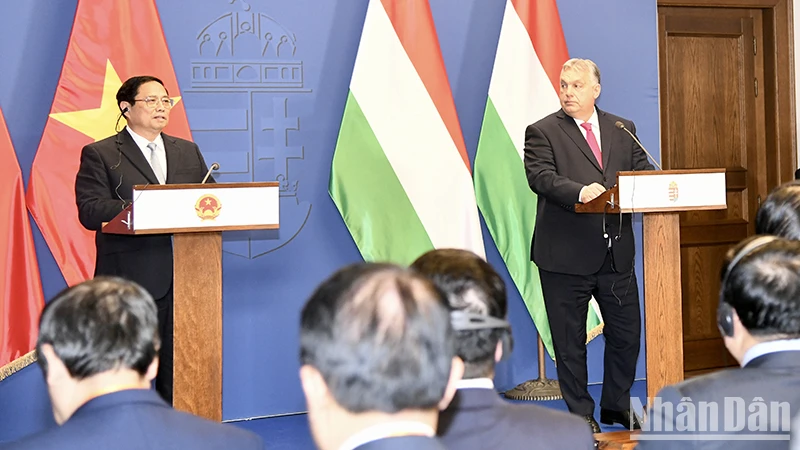 Thủ tướng Phạm Minh Chính và Thủ tướng Viktor Orbán chủ trì họp báo sau hội đàm.
