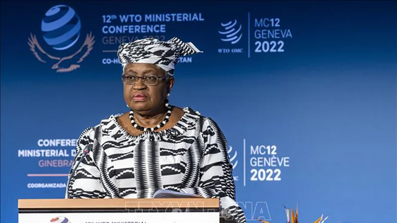 Tổng Giám đốc Tổ chức Thương mại Thế giới (WTO), bà Ngozi Okonjo-Iweala phát biểu tại Geneva, Thụy Sĩ. (Ảnh: AFP/TTXVN)