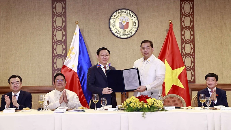 Chủ tịch Hạ viện Martin Romualdez trao Nghị quyết số 571 về tăng cường hợp tác giữa Philippines và Việt Nam với việc thành lập Nhóm Nghị sĩ hữu nghị. Philippines-Việt Nam cho Chủ tịch Quốc hội Vương Đình Huệ (năm 2022). (Ảnh tư liệu: TTXVN)
