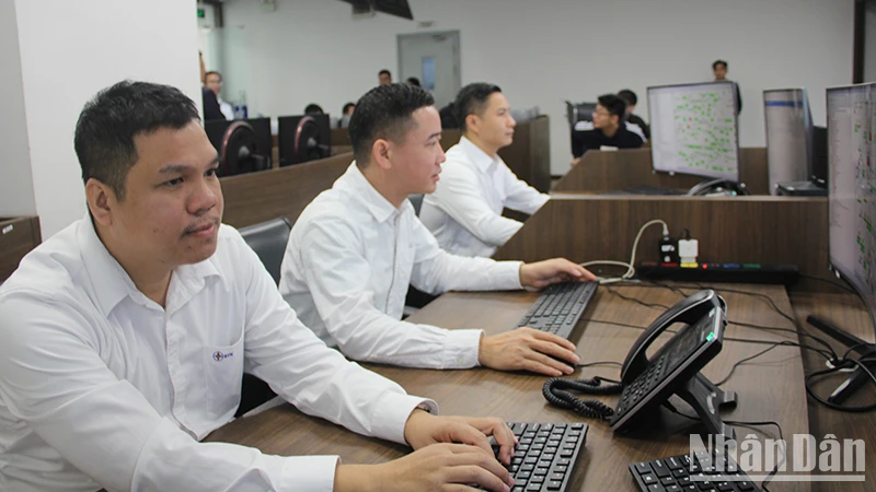 Kỹ sư điều hành viễn thông toàn quốc EVNICT trong ca trực tại Phòng NOC 11 Cửa Bắc, Hà Nội.