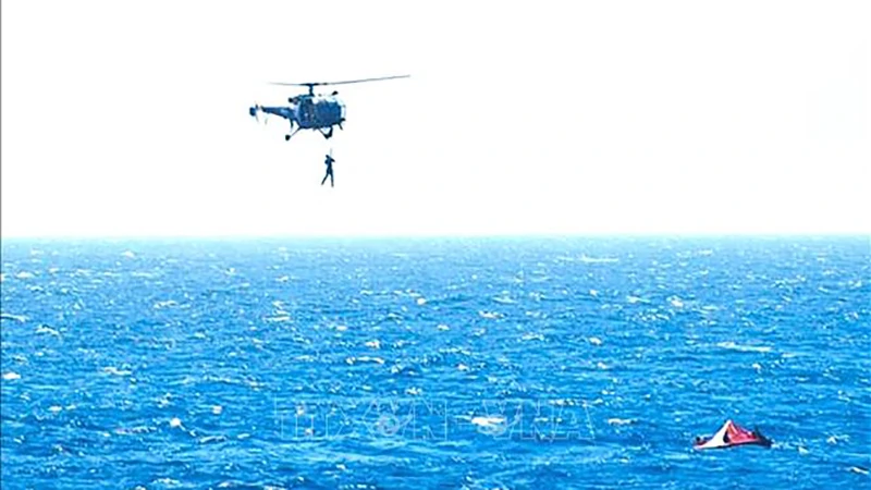 Trực thăng cứu hộ giải cứu thành viên thủy thủ đoàn sau vụ tấn công nhằm vào tàu chở hàng trên Vịnh Aden, Yemen, ngày 6/3/2024. (Ảnh: AFP/TTXVN)