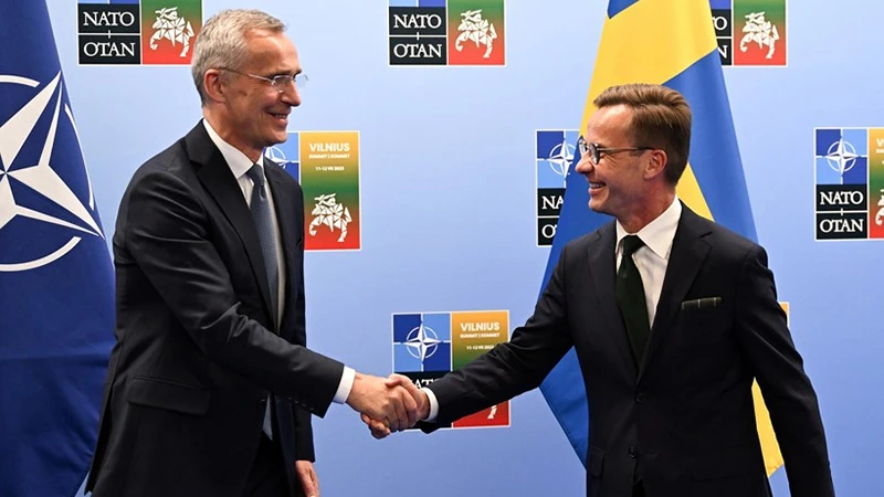 Tổng Thư ký NATO Jens Stoltenberg (trái) và Thủ tướng Thụy Điển Ulf Kristersson. (Nguồn: Bloomberg/TTXVN)