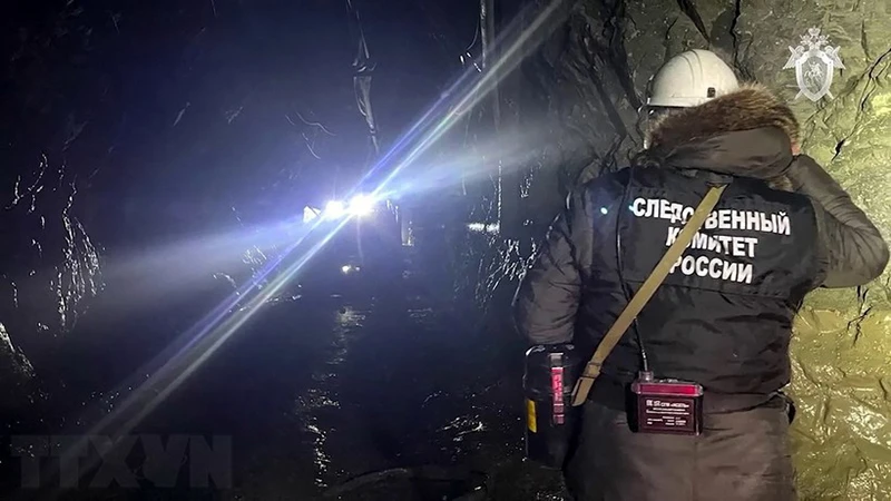 Nhân viên cứu hộ làm nhiệm vụ tại hiện trường vụ sập mỏ vàng ở huyện Zeysk, vùng Viễn Đông Nga ngày 19/3. (Ảnh: AFP/TTXVN)