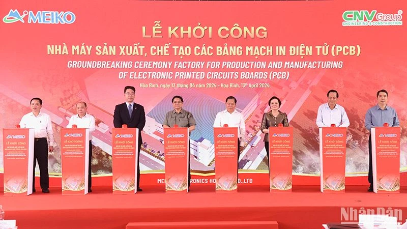 Thủ tướng Phạm Minh Chính và các đại biểu tham thực hiện nghi thức bấm nút khởi công nhà máy.