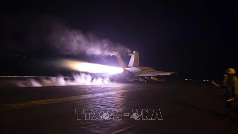 Máy bay của lực lượng Mỹ tham gia cuộc tấn công nhằm vào các cơ sở của Houthi tại Yemen ngày 22/1/2024. (Ảnh tư liệu: AFP/TTXVN)