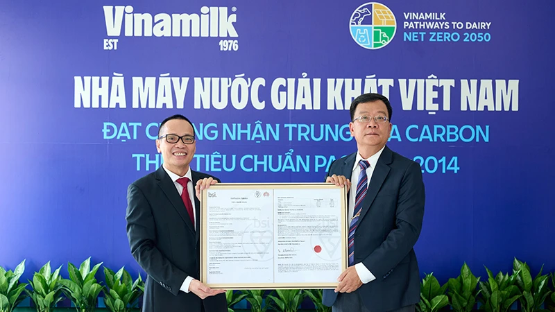 Ông Lê Duyên Anh, Tổng Giám đốc BSI Việt Nam (bên trái) trao chứng nhận trung hòa carbon cho ông Nguyễn Thế Hòa - Giám đốc Nhà máy Nước giải khát Việt Nam (bên phải).