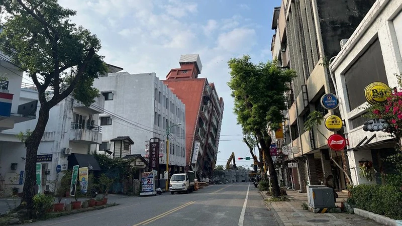 Tòa nhà bị đổ nghiêng sau trận động đất tại Hoa Liên, Đài Loan, Trung Quốc, ngày 4/4. (Ảnh: THX/TTXVN)