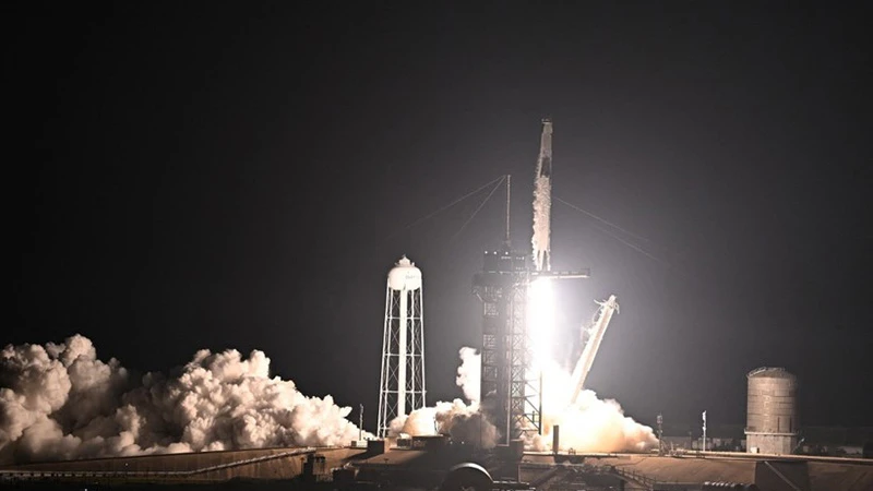 Tên lửa đẩy Falcon 9 của SpaceX mang theo tàu vũ trụ Dragon rời bệ phóng tại trung tâm vũ trụ Kennedy ở mũi Canaveral, bang Florida (Mỹ) ngày 2/3/2023. (Ảnh: AFP/TTXVN)