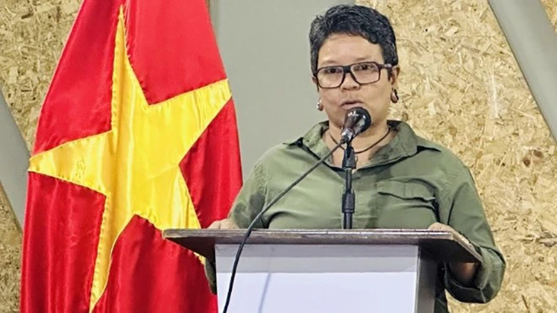 Bà Érika Farías Peña, Chủ tịch Mặt trận Francisco Miranda phát biểu tại buổi lễ. (Ảnh: Đại sứ quán cung cấp/TTXVN)