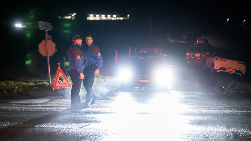 Cảnh sát Thụy Sĩ phong tỏa hiện trường một vụ việc xảy ra ở Essert-Sous-Champvent, ngày 8/2/2024. (Ảnh: AFP/TTXVN)