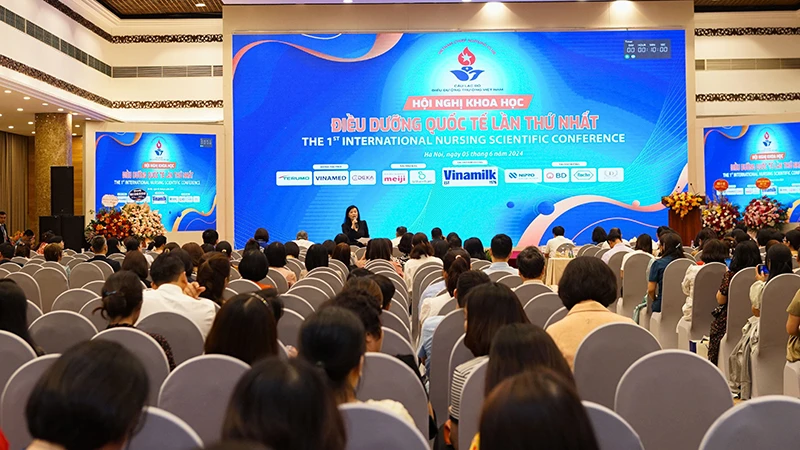 Toàn cảnh Hội nghị khoa học Điều dưỡng quốc tế lần thứ nhất của CLB Điều dưỡng trưởng Việt Nam tại Hà Nội.