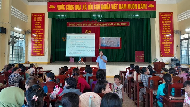 Bảo hiểm xã hội huyện Bắc Bình, tỉnh Bình Thuận, phối hợp tuyên truyền cho người dân tộc thiểu số về bảo hiểm y tế. (Ảnh: THANH HẢI)