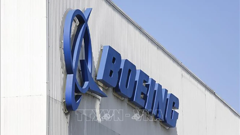 Biểu tượng Boeing tại nhà máy ở Renton, Washington, Mỹ. (Ảnh: AFP/TTXVN)