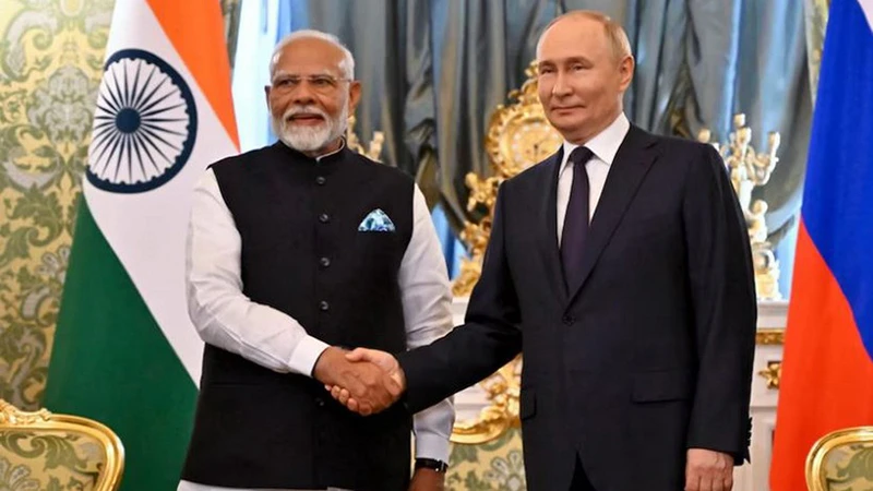 Tổng thống Nga Vladimir Putin và Thủ tướng Ấn Độ Narendra Modi. (Nguồn: AP/TTXVN)