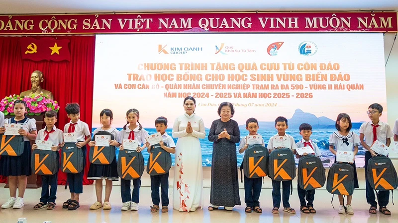 Bà Trương Mỹ Hoa, nguyên Phó Chủ tịch nước, Chủ tịch quỹ học bổng Vừ A Dính và bà Đặng Thị Kim Oanh, Chủ tịch Quỹ Khởi sự từ tâm tặng học bổng cho các em học sinh Côn Đảo.