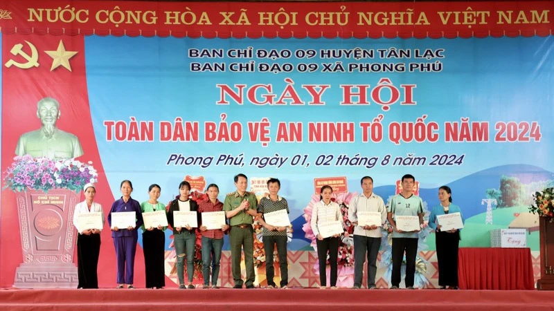 Bộ trưởng Lương Tam Quang (giữa) tặng bằng khen cho các tập thể, cá nhân có thành tích xuất sắc trong công tác bảo vệ an ninh Tổ quốc.