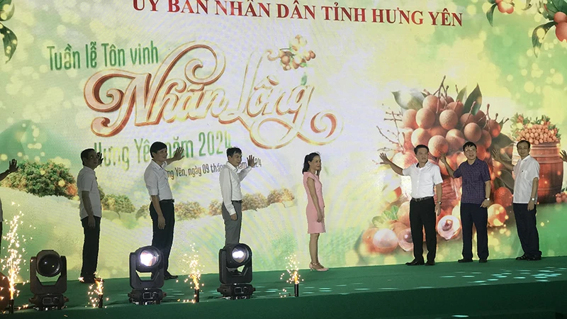 Bấm nút khai mạc Tuần lễ tôn vinh nhãn lồng Hưng Yên năm 2024 tại Khu đô thị Vinhomes Oceanpark 2, huyện Văn Giang tỉnh Hưng Yên.