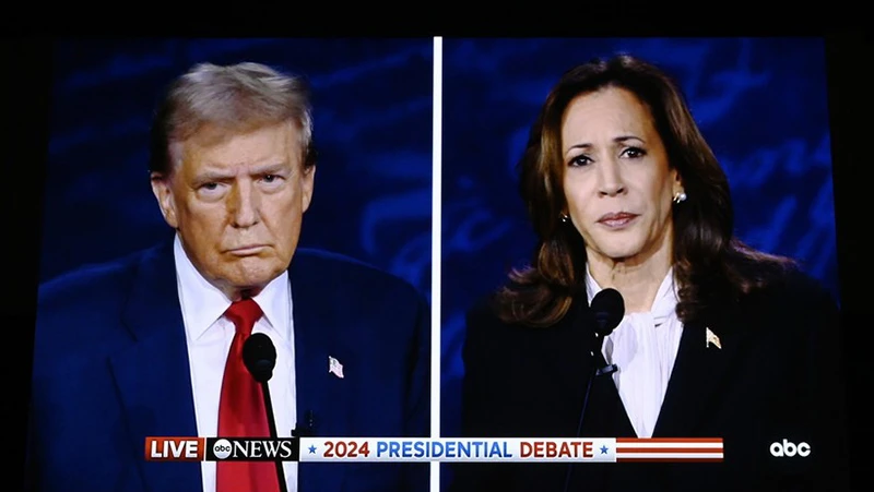 Phó Tổng thống Mỹ Kamala Harris (phải) và cựu Tổng thống Donald Trump trong cuộc tranh luận trực tiếp ở Philadelphia, Mỹ, ngày 10/9/2024. (Ảnh: THX/TTXVN)