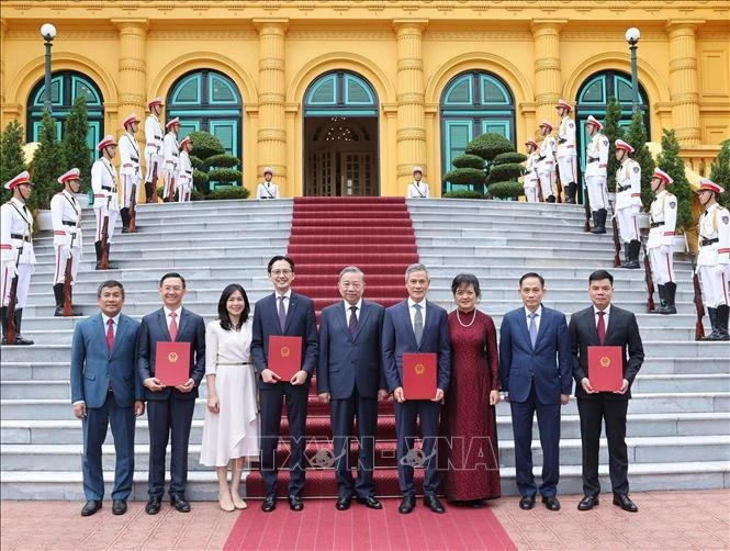 Tổng Bí thư, Chủ tịch nước Tô Lâm với các Đại sứ đặc mệnh toàn quyền, Trưởng đại diện Việt Nam ở nước ngoài nhiệm kỳ 2024-2027. (Ảnh: TTXVN) 