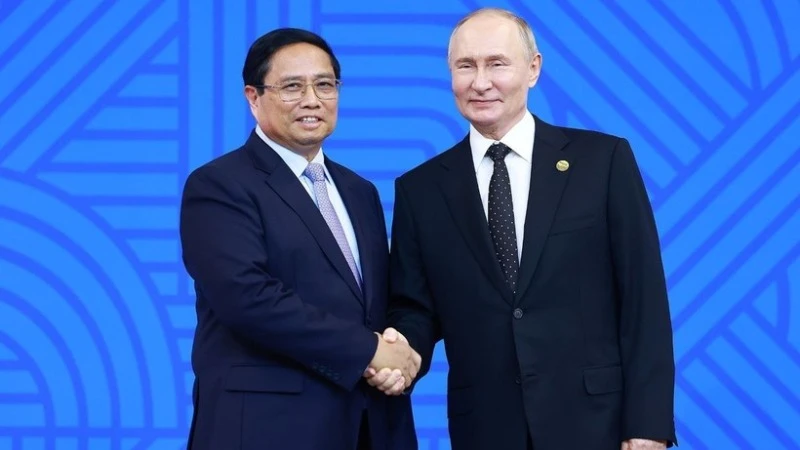 Tổng thống Liên bang Nga Vladimir Putin, Chủ tịch Nhóm BRICS năm 2024 đón Thủ tướng Phạm Minh Chính. (Ảnh: TTXVN)