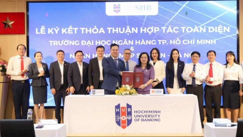 Bà Ngô Thu Hà - Tổng Giám đốc SHB và PGS.TS Nguyễn Đức Trung - Hiệu trưởng Trường Đại học Ngân hàng TP Hồ Chí Minh ký kết hợp tác toàn diện.