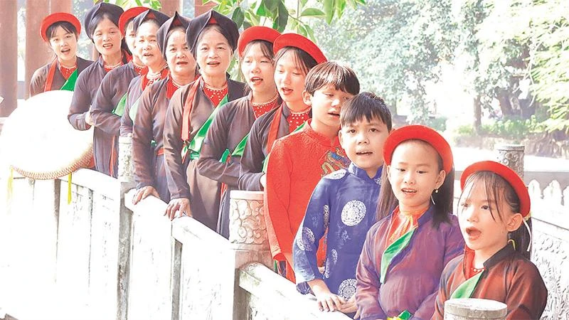 Các liền chị thị trấn Lim, huyện Tiên Du (Bắc Ninh) truyền dạy quan họ cho thế hệ trẻ. (Ảnh BÁO BẮC NINH) 