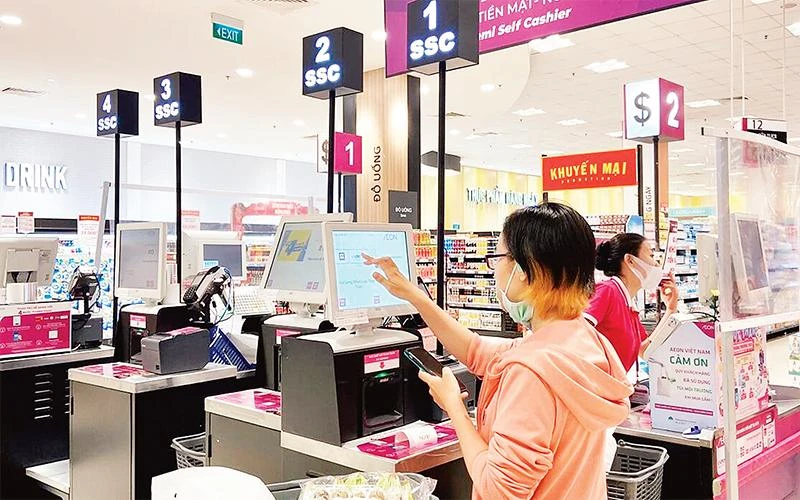 Quầy thanh toán nhanh dành cho khách thanh toán không dùng tiền mặt tại siêu thị AEON. (Ảnh LÊ HOÀNG) 