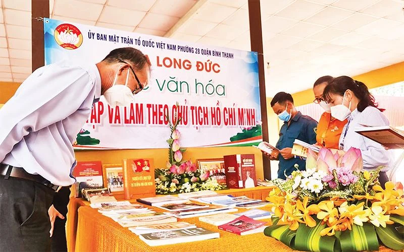 Người dân tham quan không gian văn hóa Hồ Chí Minh tại chùa Long Ðức, phường 28, quận Bình Thạnh. 
