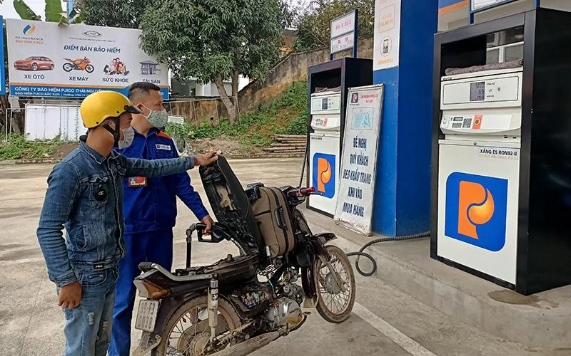 Người dân mua xăng tại cửa hàng xăng dầu huyện Bạch Thông, tỉnh Bắc Kạn. 