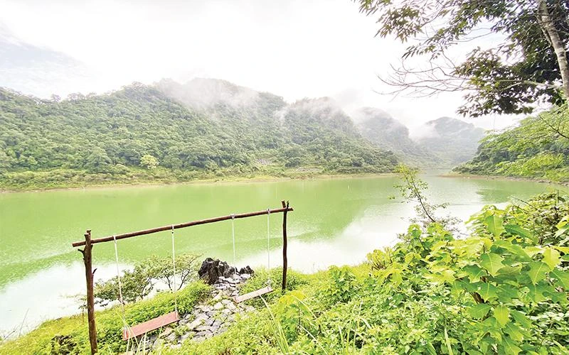 Cảnh quan tự nhiên nên thơ ở thung lũng hồ Thang Hen. 