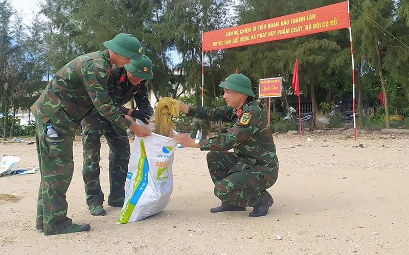 Cán bộ, đoàn viên thanh niên Tiểu đoàn đảo Thanh Lân, Lữ đoàn 242 (Quân khu 3) tham gia dọn rác bãi biển. 