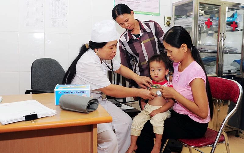 Bác sĩ Trạm y tế xã Tân Trào, huyện Sơn Dương (Tuyên Quang) thăm, khám chữa bệnh cho người dân địa phương. (Ảnh ÐẶNG MINH) 