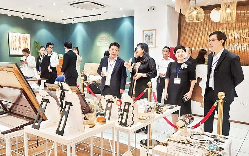 Các nhà đầu tư nước ngoài tham quan gian trưng bày thủ công mỹ nghệ tại Trung tâm Xúc tiến thương mại và Ðầu tư Thành phố Hồ Chí Minh. 