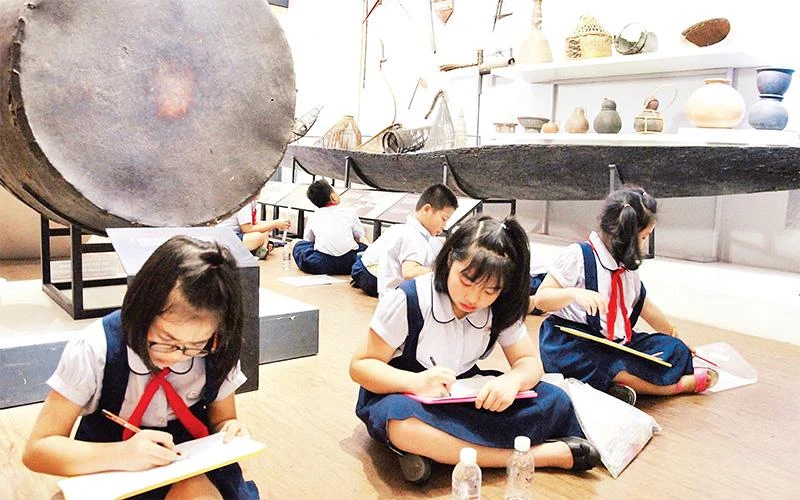 Giờ học ngoại khóa của học sinh Trường tiểu học Nguyễn Huệ, Quận 1 tại Bảo tàng Lịch sử Thành phố Hồ Chí Minh. (Ảnh An Hiếu) 