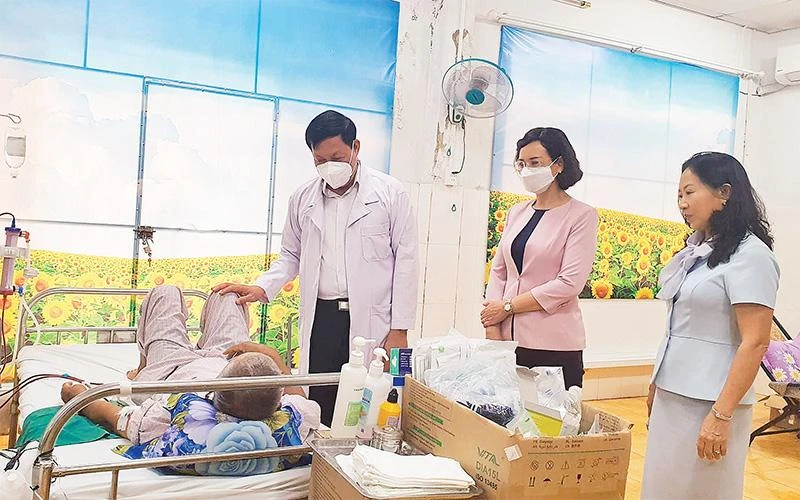 Ðoàn công tác của Bộ Y tế kiểm tra công tác điều trị cho người bệnh tại Trung tâm Y tế thị xã Bình Long (Bình Phước). (Ảnh KHÁNH PHƯƠNG) 