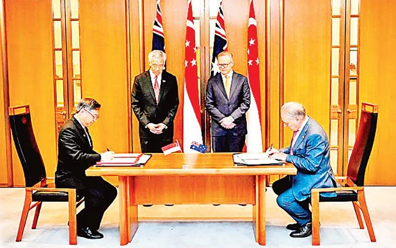 Thủ tướng Australia và Singapore chứng kiến lễ ký thỏa thuận hợp tác giữa hai nước. 