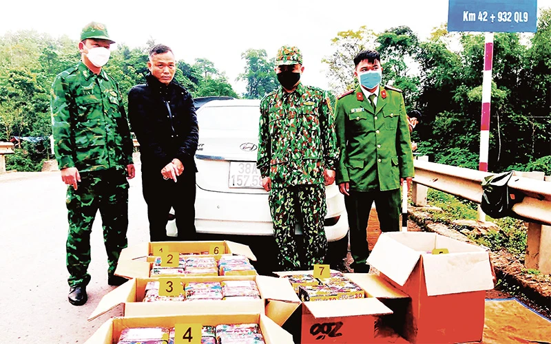 Lực lượng chức năng tỉnh Quảng Trị bắt giữ Trần Bá Diên cùng tang vật pháo lậu. 